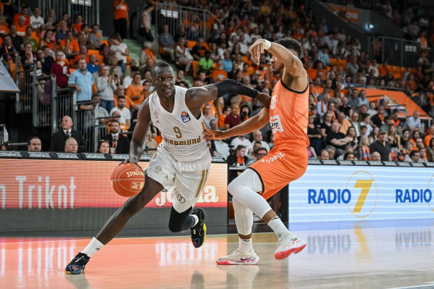 累对他如今 累对他如今